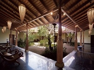 foto vom innenhof mit sand plart und exotischen pflanzen umranded von dem glatten stein platten boden des edlen exotischen luxuriösen und hochklassigen disgner hotel resort vivanta by taj in bentota sri lanka in südost asien